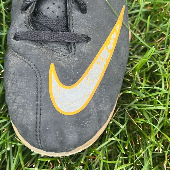 Nike Bombax Indoor Soccer
Shoes Boys 6 Youth Black & Orange - Picture 4 of 10